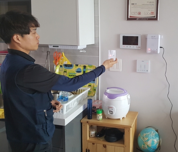 청각장애인용 화재경보기 시연 장면