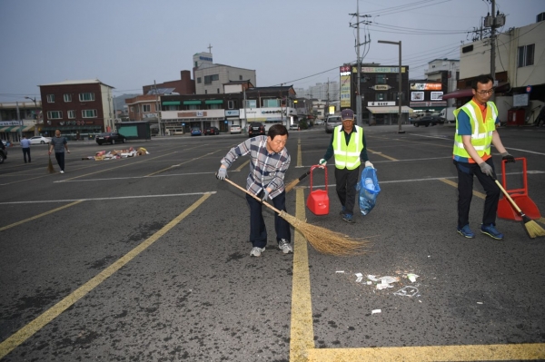 황 군수는 1일 새벽 환경미화원들과 함께 새벽을 열었다.