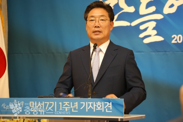 취임 1주년 기자회견 하는 김홍장 당진시장 / 충청뉴스 최형순 기자