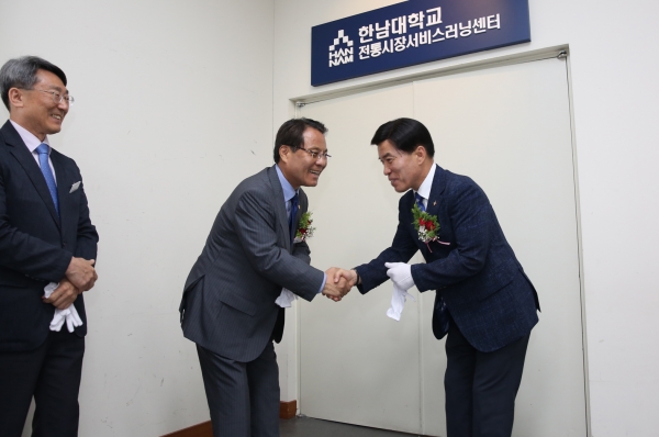 중앙시장에 새롭게 문을 연 전통시장 서비스러닝센터. 이덕훈 총장(사진왼쪽)이 황인호(사진 오른쪽) 동구청장과 인사를 나누고 있다.