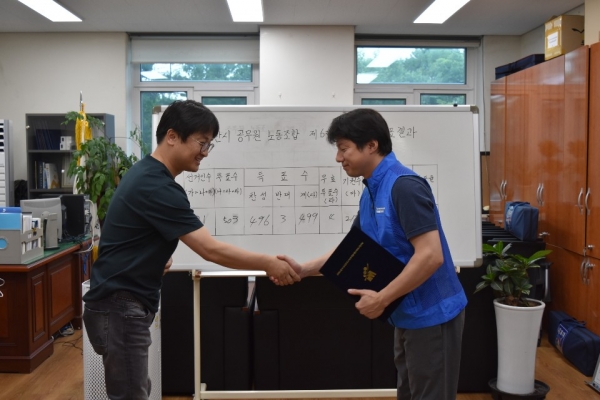 당선증 교부(왼쪽 선거관리위원장 명환석, 오른쪽 위원장 정하명).