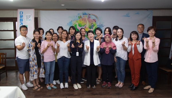 박정현 대덕구청장은 민선7기 1주년을 맞은 1일 주민과의 소통과 공감의 장을 갖는 자리로 대덕구다문화가족지원센터를 찾았다. 박정현 대덕구청장(앞줄 가운데)은 이날 다문화가족과의 소통의 시간을 가졌다