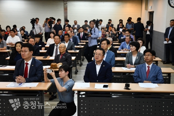 (맨 앞줄 좌측부터)정용기 정책위의장, 이장우 의원, 이영규 서구갑 당협위원장