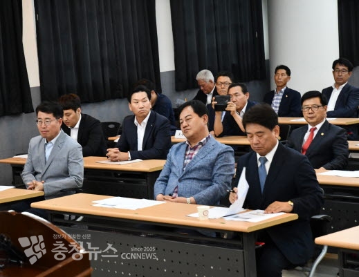 (맨 앞줄 좌측부터) 양홍규 서구을 당협위원장, 이은권 의원, 육동일 유성을 당협위원장)