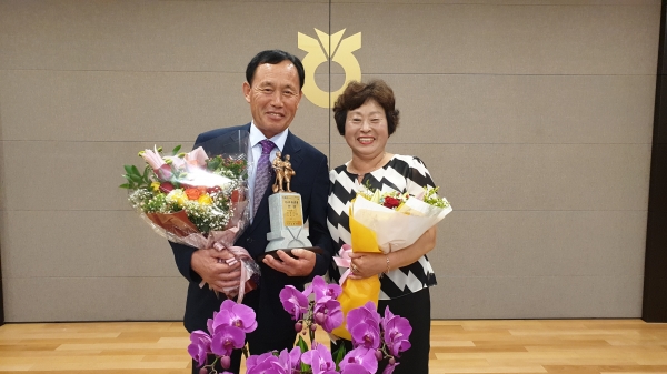 새농민상 본상 수상의 영예를 안은 강명기·김음숙씨 부부