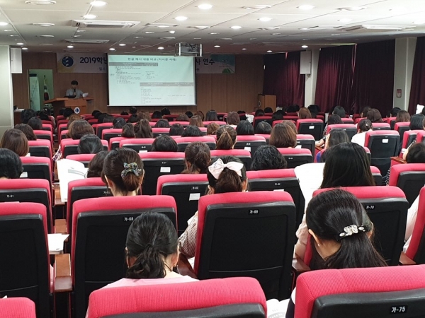 2일 대전교육과학연구원 소강당에서 초등학교 1학년 대표 담임교사를 대상으로 한글책임교육 연수 실시