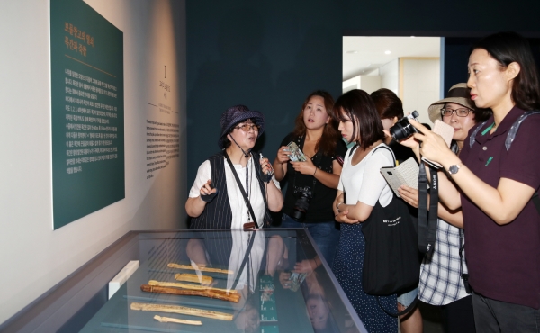 ‘여행전문 소셜네트워크서비스 인플루언서’들을 대상으로 태안의 아름다운 자연을 소개하는 ‘팸투어(답사여행)’를 실시해 큰 호응을 얻었다. 사진은 팸투어 모습.