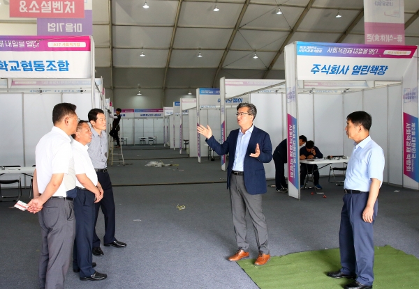 ‘제2회 대한민국 사회적경제박람회’를 앞두고 대전컨벤션센터와 대전무역전시관을 찾아 현장점검중인 정용래 구청장