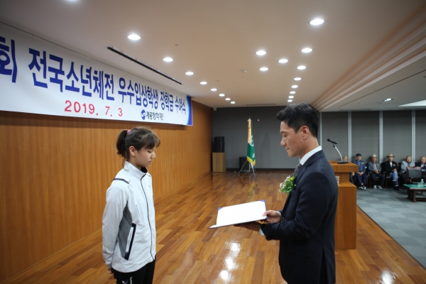 계룡장학재단 이승찬이사장 장학금 전달식 모습