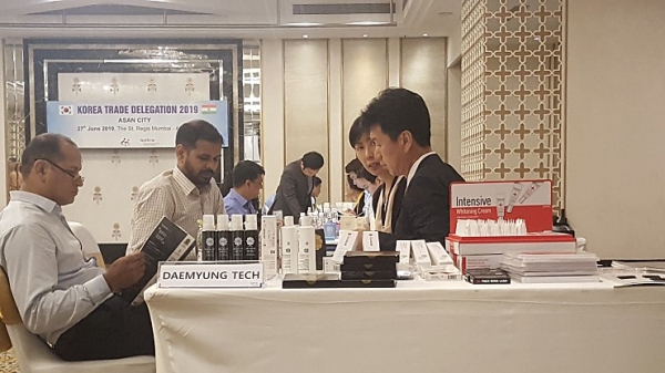 아산시 무역사절단이 해외 바이어들과 1:1 매칭 상담을 하고 있다.