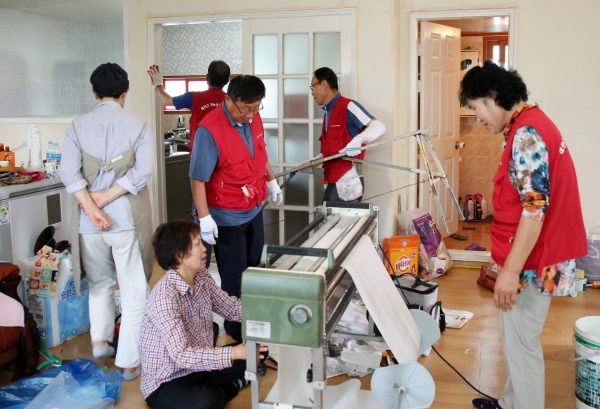 태안읍 인평리의 한 취약계층 농가에서 봉사활동을 펼치고 있는 태안군 귀농귀촌 정착협의회 모습.