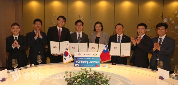 글로벌웨이퍼스와 투자유치협약 기념 촬영