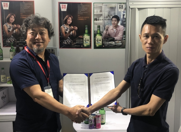 수출계약을 체결한 한국관 참가업체(한라산 소주)