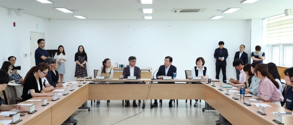 4일 관저2동 행정복지센터에서 대전환경운동연합·관저마을공동체연합·자원순환사회연대와 1회용품 사용줄이기 문화정착 협약을 체결