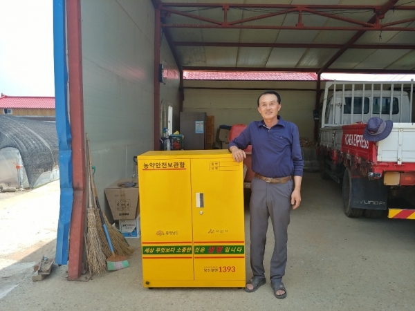 신달2구 이광재 이장이 농약안전보관함 사용법을 살피고 있다
