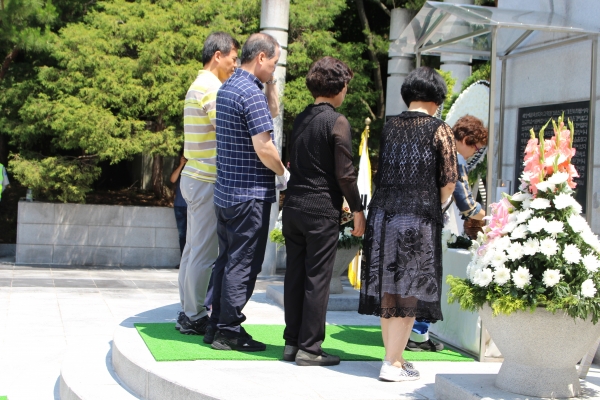 건설순직자 유가족이 헌화와 분향을 하고 있다