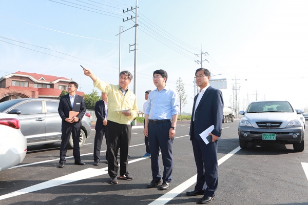 맹정호 서산시장이 동서간선도로 개통 전 최종 점검하고 있다.