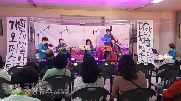 판암역 대합실에서 클래식 앙상블 협동조합 ‘뮤즈’가 신나는 예술여행 공연을 펼치고 있다.