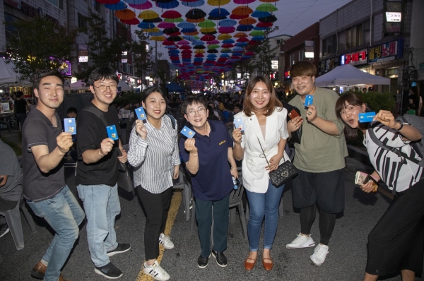 대코 맥주페스티벌 현장에서 박정현 대덕구청장(가운데)와 참석자들이 대덕e로움 카드를 들고 함께 포즈를 취했다.