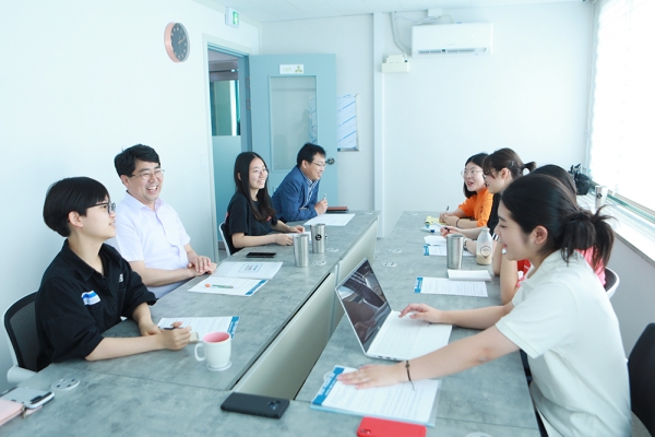 맹정호 서산시장이 서산여고 학생들과 대화하고 있다.