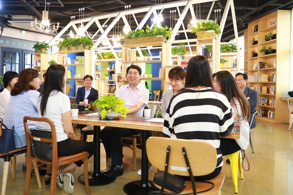 맹정호 서산시장이 다자녀를 둔 엄마들과 만나 대화하고 있다