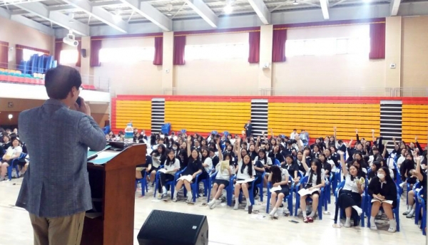 천안시2030청년복지센터가 지난달 4일 천안여상에서 청년안정교육을 진행하고 있다.