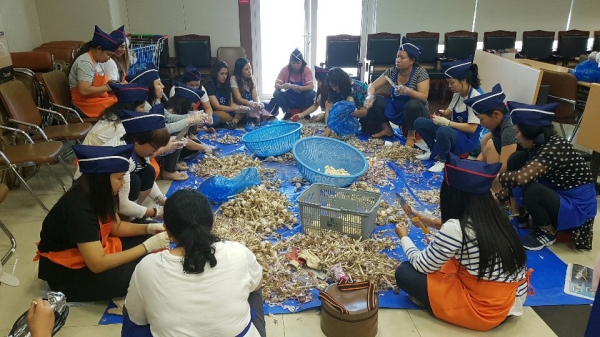 특산물가공식품과정에 참가한 결혼이민여성 농업인들과 이상윤           서산농협 조합장이 기초농업교육 활동 진행