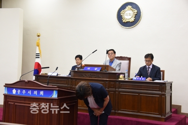 지난해 명함물의를 일으킨 박석순 시의원이 의회에서 사과하는 모습