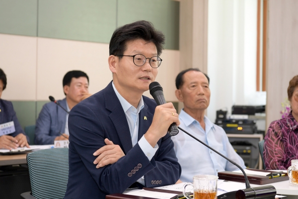 8일 의당면 시민과의 대화를 진행하고 있는 김정섭 공주시장