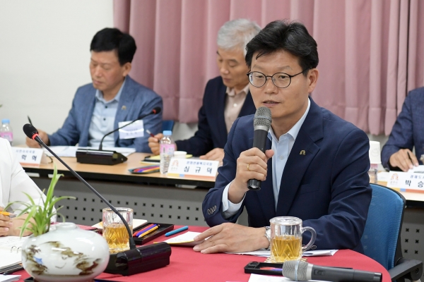 '하반기 시민과의 대화마당'을 중학동에서 진행하고 있는 김정섭 시장