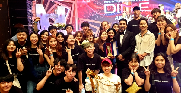 시상식 후 대회 참가자들과 대학 교수진들이 함께 기념촬영을 하고 있다.