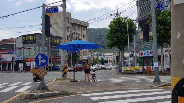 효동네거리 그늘막 설치 모습