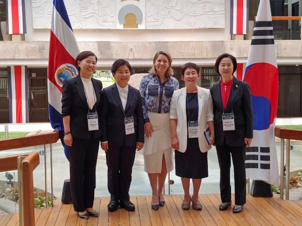 서은숙 부산진구청장, 김미경 서울 은평구청장,  클라우디아도 블레스 카말고 영부인, 박정현 대덕구청장, 김수영 서울 양천구청장