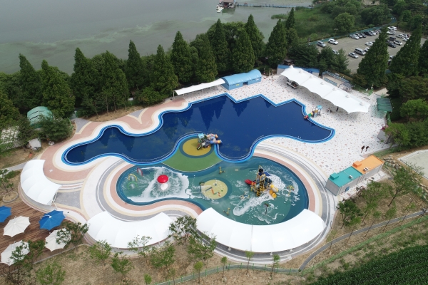 새 단장한 신정호 물놀이장 전경