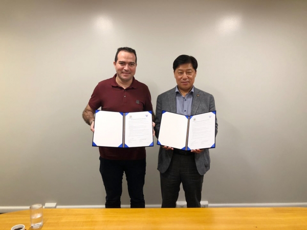 (좌) 포르탈레자 마르셀로 회장, (우) 최용규 대표