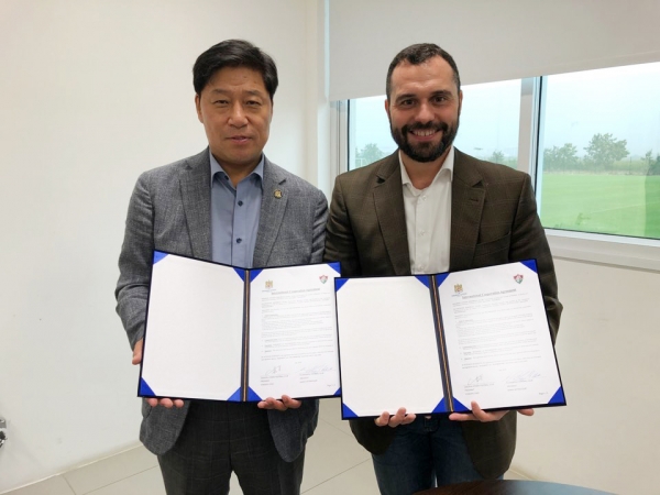 좌(최용규대표)우(플루미넨시 마리오 회장).