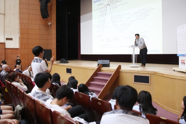 지난 9일 문화회관 대공연장에서 정재승 작가 초청 강연 개최