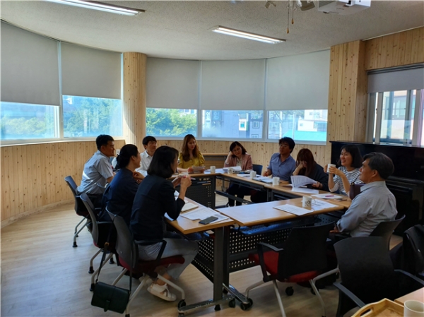 도시재생뉴딜 주민참여 프로젝트팀이 회의를 진행하고 있다