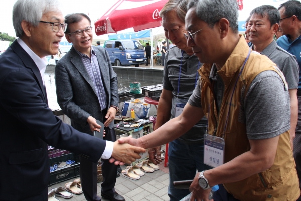유병훈 아산시 부시장이 충남도 이통장 한마음 체육대회 아산시 참가자들에게 응원의 메시지를 전하고 있다.