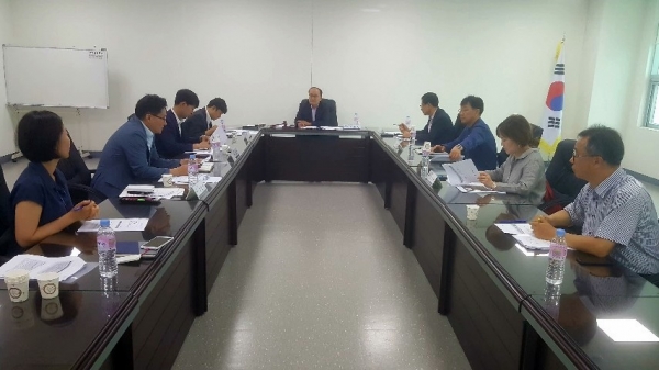 KRC청렴옴부즈만 위원들이 10일 영산호하굿둑방조제관리소에서  3회 위원회를 열고 적극행정 면책제도 운영지침 개정안 등 심의안건에 대해 논의했다