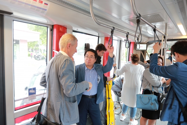 오세현 아산시장이 프라이부르크혁신아카데미 한스 대표로부터 트램, 도보, 자전거 위주의 프라이부르크 교통정책에 대한 설명을 듣고 있다.