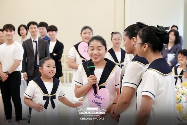 논산파랑새합창단이 김정숙 여사의 초청으로 지난 10일 청와대를 특별 방문했다