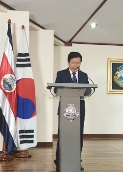 장종태 서구청장이 코스타리카 경제개발지방정부협의체(IFAM)와 사회적경제 분야 협력을 모색하는 업무 협약식에서 대전 서구 현황과 사회적경제 우수사례를 소개 모습