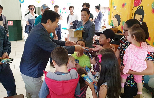 장종태 서구청장이 코스타리카 코페따라주 협동조합 근로자 탁아소를 방문하여 필기도구 등 위문품 전달