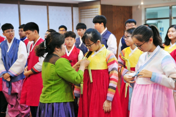 지난 12일 베트남 박장시 청소년 대표단이 중구 뿌리공원을 방문하여 한복 체험을 하고 있다
