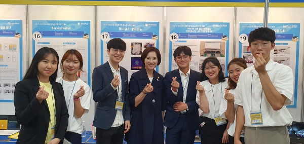 ‘2019 사회적경제 캡스톤 디자인 페어’에서 최우수상, 우수상을 수상한 목원대 학생들이 유은혜 교육부 장관(가운데)과 함께 기념촬영을 하고 있다.