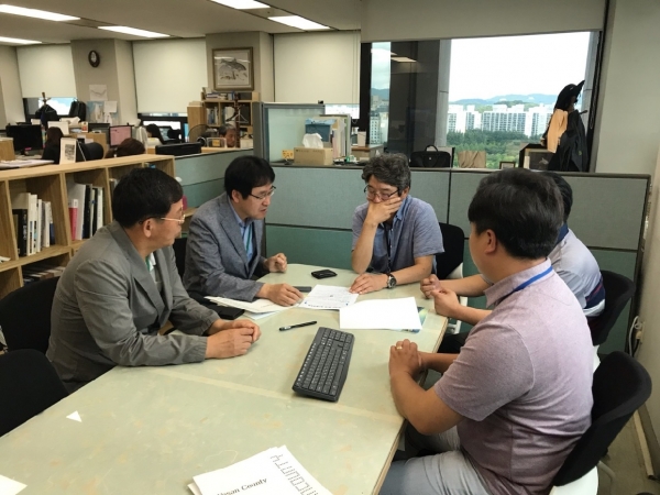 문화재청을 찾아 국비지원을 요청하고 있는 군 관계자들