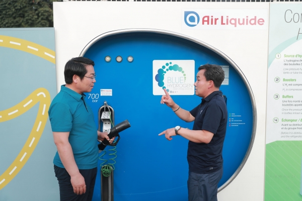 프랑스 파리의 수소충전소와 수소택시 운영 상황을 살핀 연수단