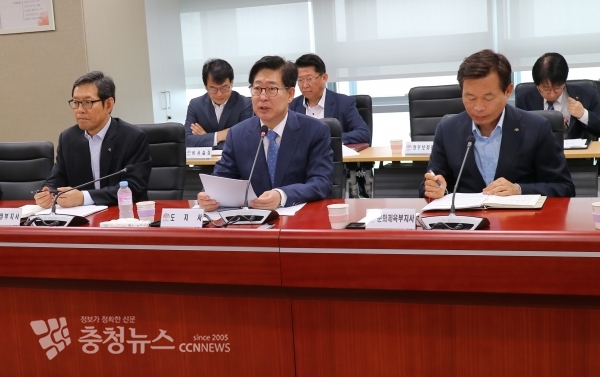 양승조 지사(가운데)가 15일 중회의실에서 열린 실국원장회의를 통해 