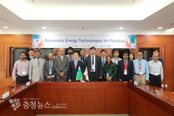 국제교육 입교식 사진(앞줄 좌측5번째 강우규 한국수자원공사 인재개발원장)